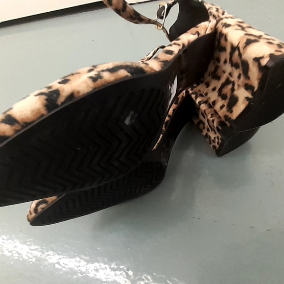 Charlotte Russe CHEETAH Animal print pumps Ankle strap Chunky heel sz 6 fits 8.5 - Picture 6 of 15